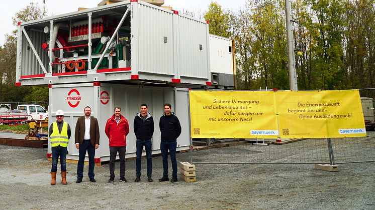 Startschuss für die Isarunterquerung: Roland Riedl, Leiter Bohrtechnik der Firma Streicher, Tobias Brockel vom Bayernwerk, Landaus Bürgermeister Matthias Kohlmayer, Christoph Wagensoner sowie Michael Kollmeder, ebenfalls vom Bayernwerk.