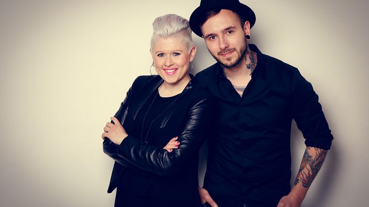 Live und unplugged: Das Duo „Twogether Music“ spielt beim Hephata-Weihnachtsmarkt auf dem Lindenplatz.