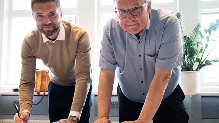 Glostrups borgmester Kasper Damsgaard og Albertslunds borgmester Steen Christiansen underskriver partnerskabsaftalen med Væksthuset.