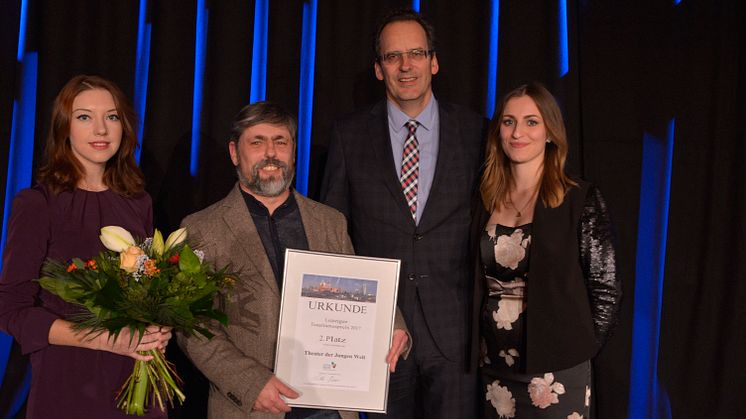 Das Theater der Jungen Welt erhielt den zweiten Platz in der Kategorie Unternehmen. Der geschäftsführende Dramaturg Jörn Kalbitz (2.v.l.) nimmt den Preis entgegen.  