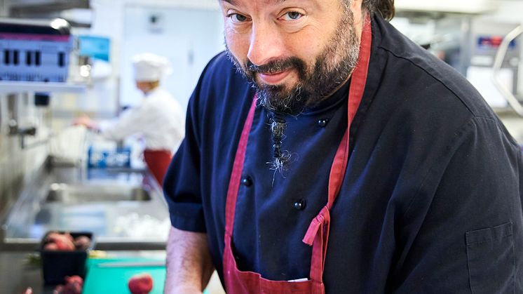Ivan Henriksen i restaurangköket på Lövängsskolan.