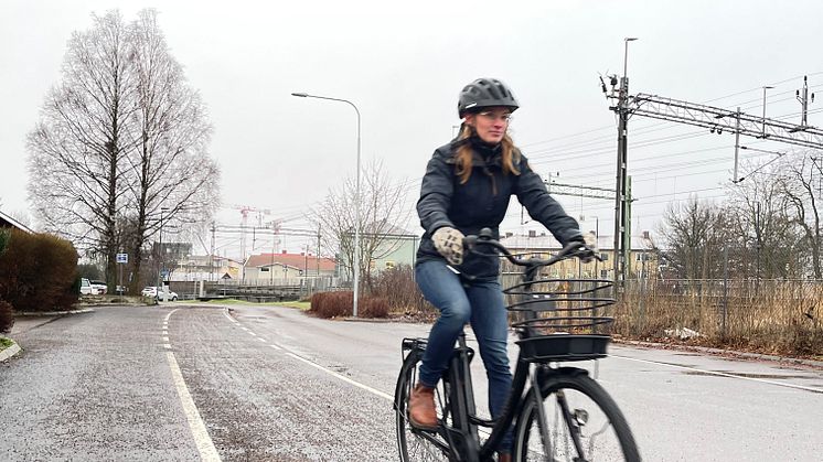 Elcyklist rullar vidare
