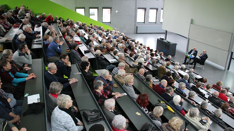 Die mehr als 300 Teilnehmerinnen und Teilnehmer begrüßten im Audimax den Ministerpräsidenten des Landes Brandenburg, Dr. Dietmar Woidke.