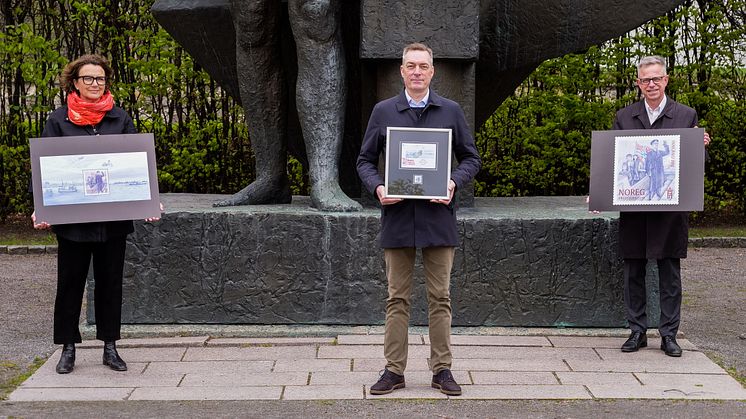 Posten gir 8. mai 2020 ut et frimerke og miniatyrark for å markere 75 år med fred i Norge. Fra venstre Postens konsernsjef Tone Wille, forsvarsminister Frank Bakke-Jensen og frimerkedirektør Halvor Fasting. Foto: Tore Oksnes, Posten