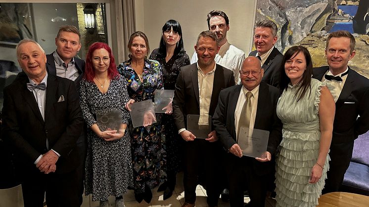 PRISVINNERE: Classic Norway-eier Erik Berg (tv) og adm.dir. Stephen Meinich-Bache (bak til høyre) med en stolt bukett prisvinnere under årets Classic Norway Hotels Award. 