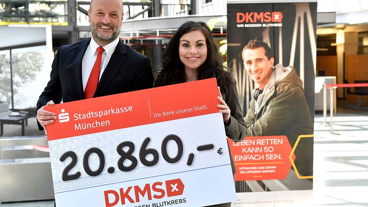 Ralf Fleischer, Vorstandsvorsitzender der Stadtsparkasse München, übergab den Spendenscheck in Höhe von 20.860 Euro zur Registrierungsaktion für eine akut an Blutkrebs erkrankte Mitarbeiterin an Miriam Hernandez Blazquez von der DKMS. 