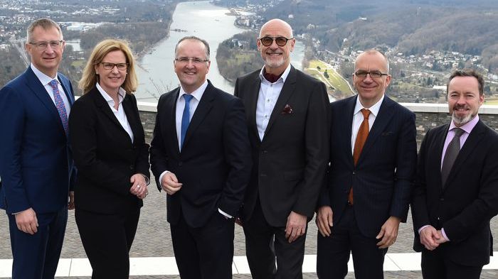 apoBank-Vorstand Holger Wessling (links) und Volker Mauß (3. v. l.) mit den Referenten (v. l.) Dr. Andrea Mutschall, Heribert Karch, Dr. Hanno Kühn und Frank Dornseifer; Foto: apoBank