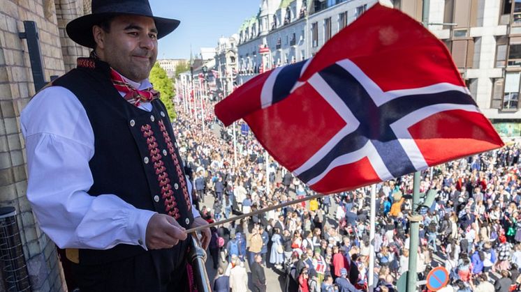 Stortingspresident Ghrahkhani hilser et rekordlangt barnetog på 17. mai (Foto: Stortinget)