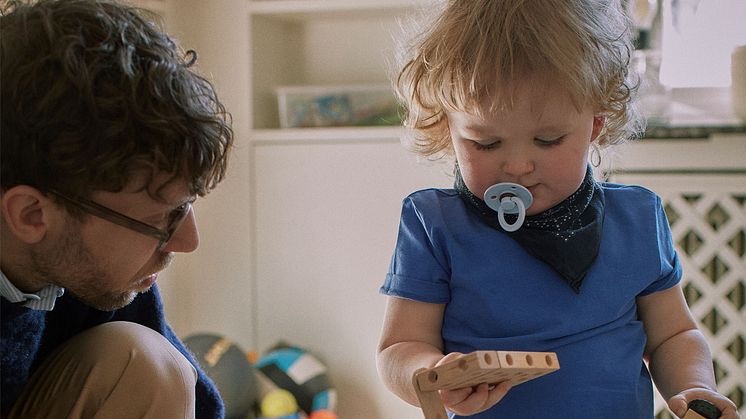 Familjen Skog Nylin är en av familjerna som intervjuas i rapporten. Deras son Lowe insjuknade i typ 1-diabetes när han var 15 månader gammal. Foto: Thomas Klementsson.