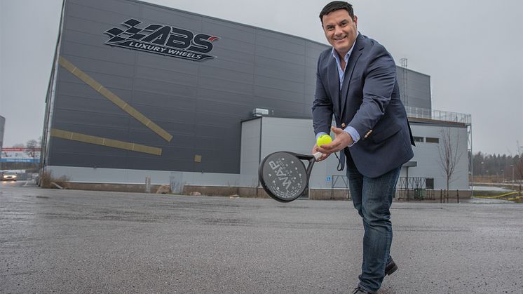 Andie Lahdo VD för ABS Wheels framför den nya lagerhallen i Rosersberg.