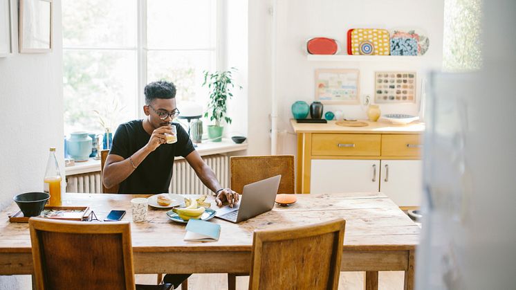 En av fyra personer kan nu, under rådande läge, tänka sig att köpa en bostad i Sverige digitalt. Det visar en undersökning från Mäklarhuset.