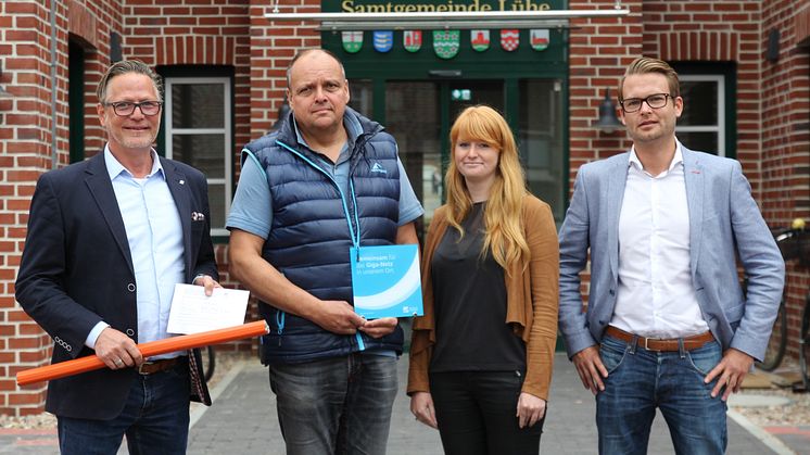  v.l.n.r.: Andreas Dankert (Projektleiter Deutsche Glasfaser), Michael Gosch (Samtgemeinde-Bürgermeister), Henrike Lühders (Samtgemeinde Lühe), Tjark Hartmann (Projektleiter Deutsche Glasfaser)
