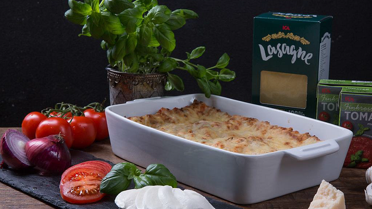 Få plats med tre lasagneplattor.
