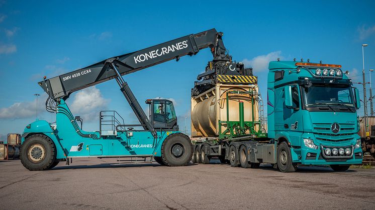 Eskilstuna Intermodal Terminal receives cargoes from around the world and delivers them to the correct end destination. Trailers, containers and interchangeable units are lifted on and off of freight trains for distribution by lorry.