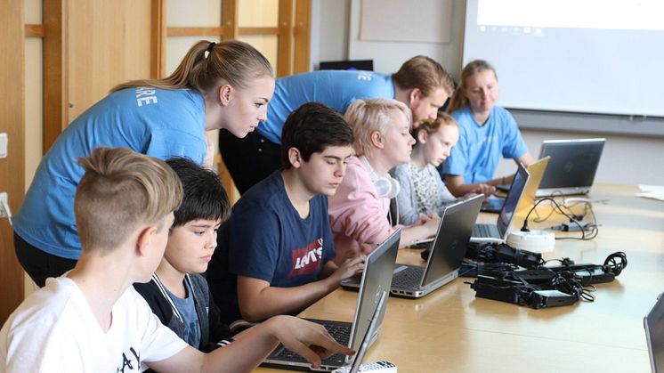 Capgemini ska stödja Hello World! med att träna barn och ungdommar i kodning och programmering