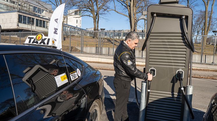 Taxiförare från Taxi Stockholm laddar sin elbil vid Nima Energys ultrasnabbladdare
