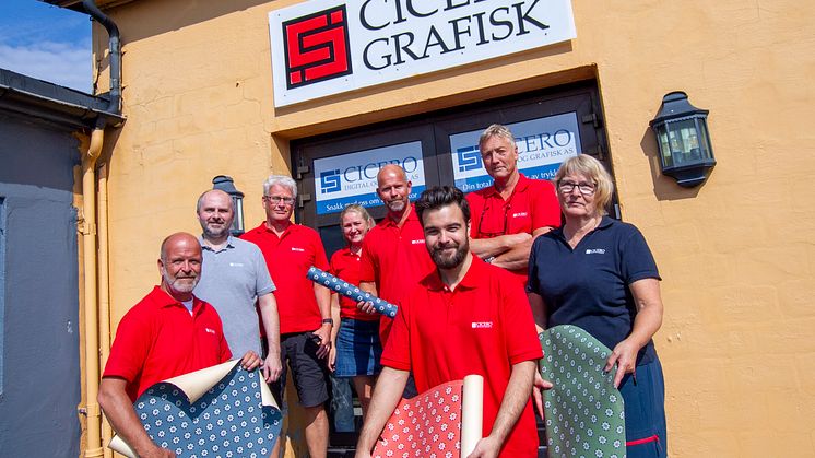 Startskuddet for tapetproduksjonen vår går nå, det er utrolig spennende, sier denne gjengen hos Cicero Digital og Grafisk i Tønsberg.