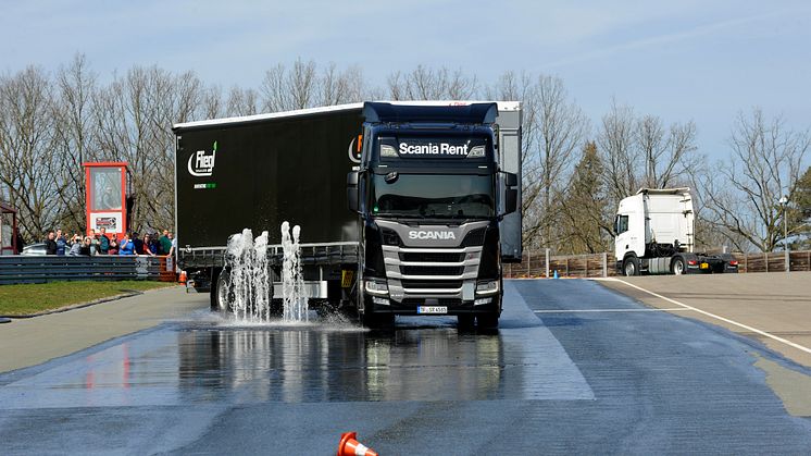 Übung macht den Meister: Das Scania Fahrsicherheitstraining auf dem Sachsenring hilft Fahrern, künftig sicherer und entspannter mit dem Lkw unterwegs zu sein. 