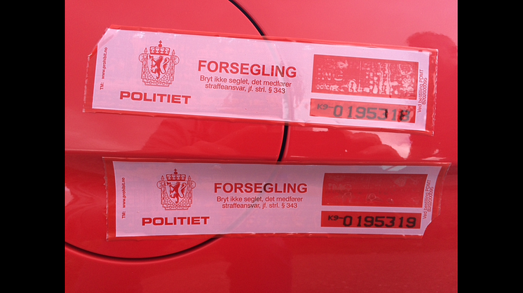 Knut og Henrik satte verdensrekord med sportsbilikonet Ford Mustang. Her ved Polarsirkelen før avreise hvor politiet forsegler drivstofftanken