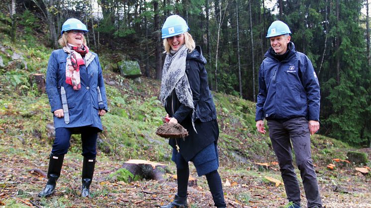 Inga Marte Thorkildsen, byråd for eldre, helse og sosiale tjenester, fikk æren av å ta det aller første spadetaket. Her sammen med direktør i Velferdsetaten, Lilleba Fauske, og direktør i Boligbygg, Jon Carlsen. Foto: Boligbygg