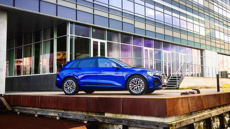 Audi Q8 e-tron (Ultrablå metallak)