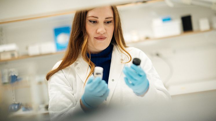 Azora König Kardgar, Renovas Miljöstipendiat 2023 specialiserar sig på hur mikroplast påverkar fisk i sötvatten. Foto: Peter Nilsson 