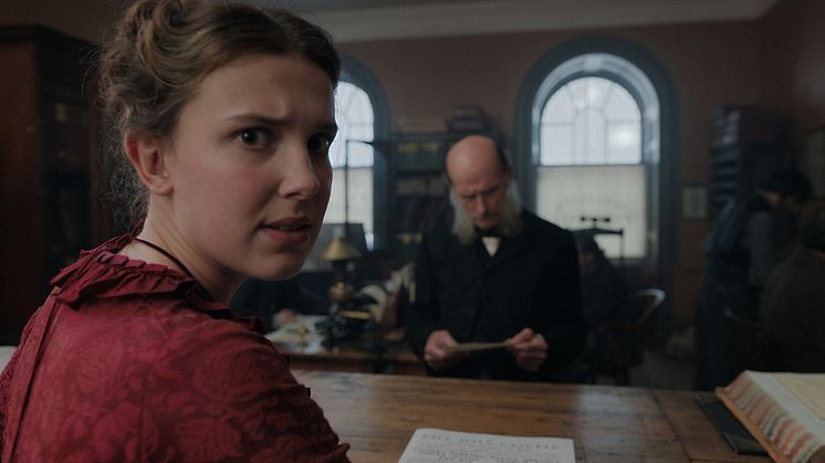 Den talentfulle Millie Bobby Brown spiller hovedrollen i den kritikerroste filmen "Enola Holmes", basert på Nancy Springers prisbelønte bok "Den forsvunne markien".