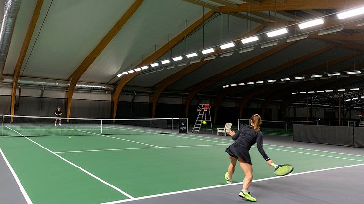Elektroskandia har levererarat belysningsarmaturen Tuff Sport till Baldershallen, Sveriges största rackethall.