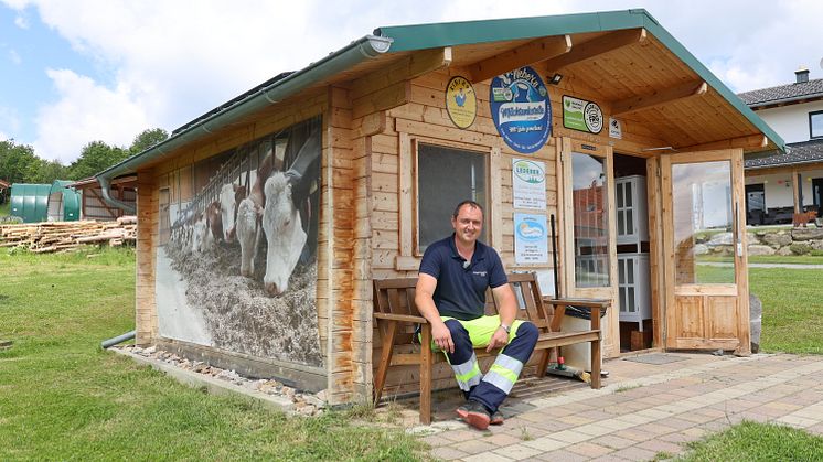 Pause an Weber’s Milchtankstelle in Hohenau. (Foto: Petula Hermansky | Bayernwerk Netz GmbH)