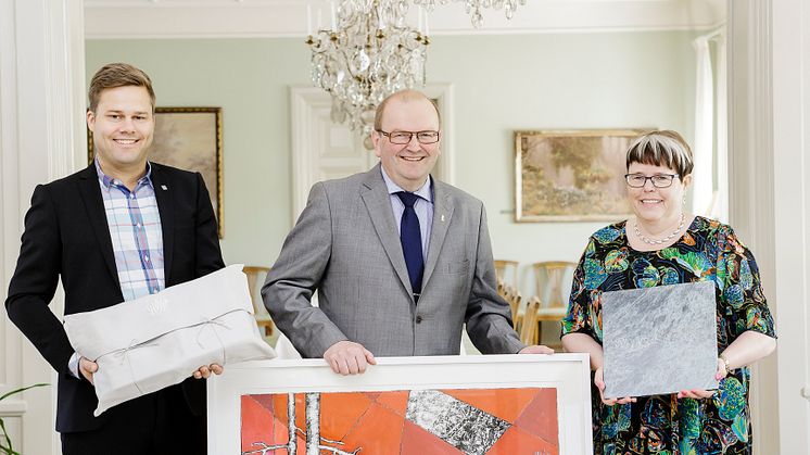 Värmlands gåvor till Prins Carl Philip och Fröken Sofia Hellqvist (stående bild)