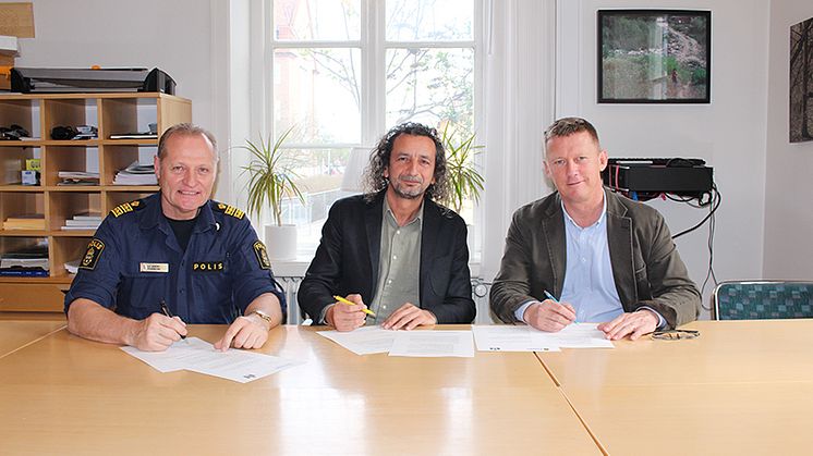 På bilden: Ulf Sempert, polismästare (tv), Mujo Halilovic, RIKC (mitten), Klas Friberg, regionpolischef (th)