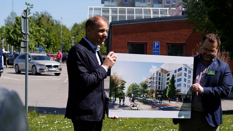 Fäladstorgets nutid och framtid möts när Fredrik Millertson, vd och Tony Johansson (S), styrelseordförande presenterar en del av visionen. Foto: Michael Svensson / LKF.