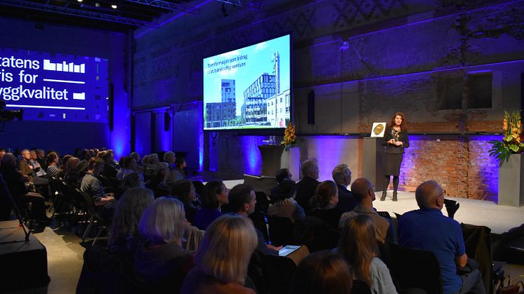 Direktoratet for byggkvalitet inviterte til Byggkvalitetsdagen, med tema transformasjon og bærekraft. Her er Katharina Th. Bramslev på scenen.