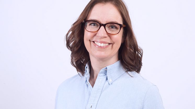Linda Holgersson är uppvuxen i Umeå men bor idag i Zürich, Schweiz.