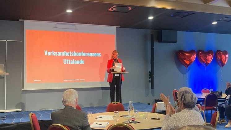 Rädda Barnens ordförande Maria Schillaci läser upp det uttalande som antogs av organisationens medlemsrörelse under helgens verksamhetskonferens i Halmstad.