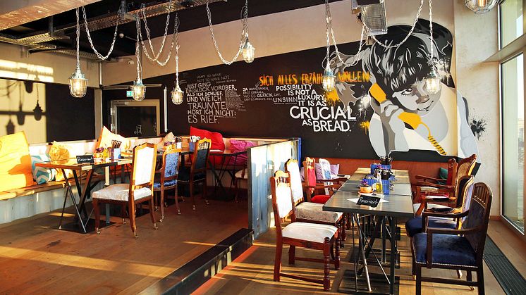 Der Stilmix aus alten Tischen und Stühlen und neuem Interieur in der Kantine wirkt modern und gemütlich zugleich
