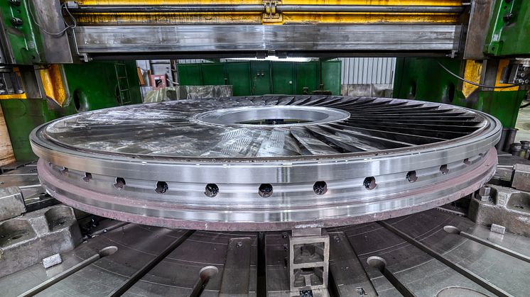 The components of a turbine are large, round, and heavy and must be precisely manufactured. This is best done on a vertical turret lathe. (© Nordroden / Shutterstock.com).