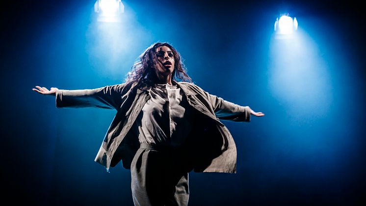 Tina Pour Davoy i ”De kommer att drunkna i sina mödrars tårar”. Foto: Mats Bäcker