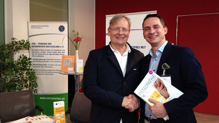 Der Arzt und Autor Prof. Dr. med. Dietrich Grönemeyer (l.) kam am Sonntag zum Osteopathie-Stand des VOD auf der Ruhr Medicinale in Essen. Foto: Klöpfel