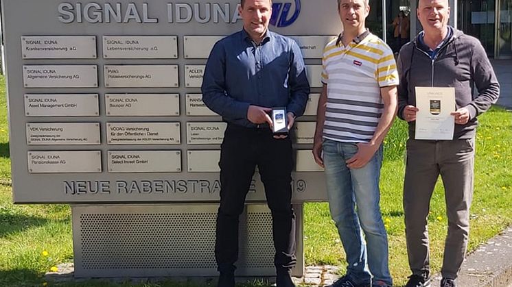 Thomas Baumgarten, Ingo Luther und Holger Scharnowell nahmen für SIGNAL IDUNA den Deutschen Versicherungs-Award 2022 entgegen. Foto: SIGNAL IDUNA