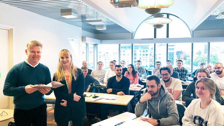 Anders Malmberg, avdelningschef Wikström och Maria Rosberg utbildningsledare Hermods YH VVS-ingenjör i klassrummet med blivande VVS-ingenjörer.