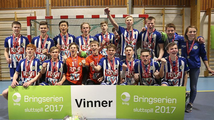  Glade jenter fra Oppegård etter at finaleseieren var sikret. Foto: Svein André Svendsen LAST NED BILDE Nærbøs gutter gikk til topps i Bringserien for gutter. Foto: Svein André Svendsen Nærbøs gutter gikk til topps i Bringserien for gutter. 