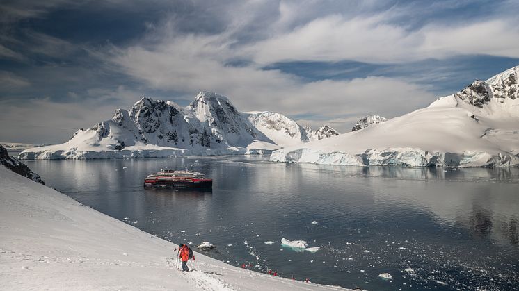1__Antarctica DEC2021_MS Roald Amundsen_Photo Hurtigruten Expeditions_Oscar Farrera