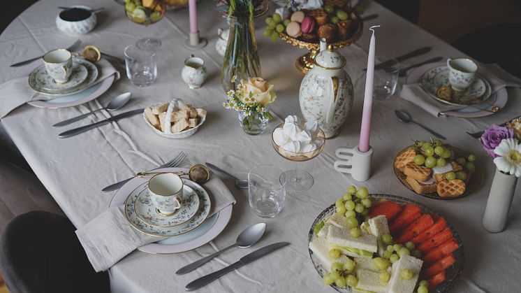Serien Maud från Hardanger Bestikk har eleganta linjer och den matta sandblåsta ytan skapar ett unikt och elegant uttryck