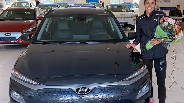 Amalie Iuel med sin nye Hyundai Kona Electric. Foto: Hyundai Motor Norway