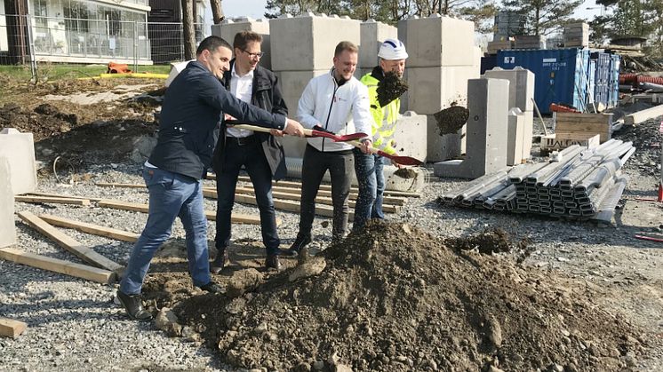 Fr v  Jahja Zeqiraj, fastighetsnämndens ordförande i Göteborg, Håkan Trygged, Arkitekt på Kub arkitekter,  Pierre Strömbäck, projektledare Riksbyggen och Stefan Foughman, produktionschef på Skanska.