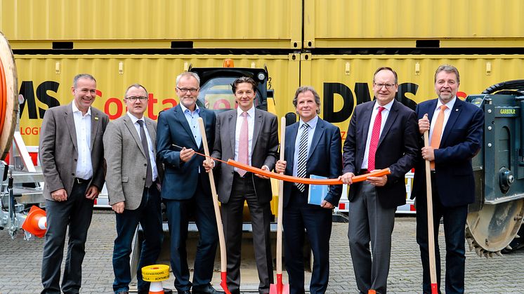 Vertreter der Unternehmen gemeinsam mit Frank Geltinger (4 v. l.) von Deutsche Glasfaser Business, Bürgermeister Jürgen Rogg (1. v.r.) und dem Leiter der Wirtschaftsförderung Michael Krtsch (3. v.r.). Foto: Kreisstadt Dietzenbach