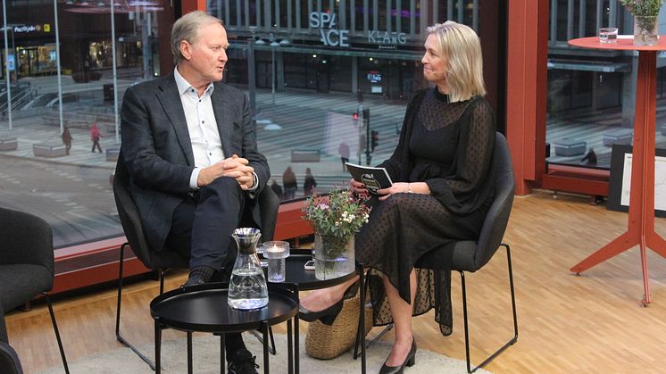 Leif Östling berättar för Anna Ahrenfeldt och övriga deltagare på historiens andra Sustainable Human Business Day om hur han förenade medarbetarengagemang med resultat under sin tid på Scania.
