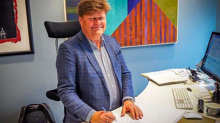 Direktør Morten Jakhelln ved signeringen. Han mener at etterspørselen etter grønne bygg og enhver bedrifts miljøperspektiv blir større og viktigere i årene som kommer.