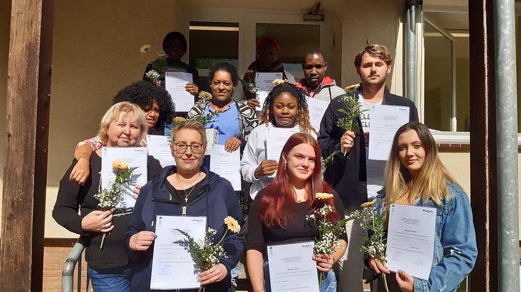 Elf Frauen und Männer haben die einjährige Ausbildung zu Pflegehelfer*innen bestanden (Foto: Natalia Cieslar).